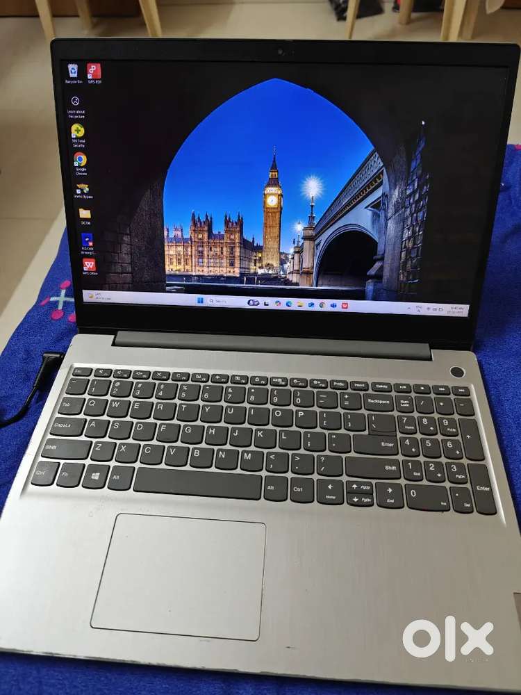 Lenovo Ideapad 8/512 with Charger