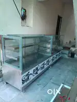 CAKE AND SWEET DISPLAY COUNTER