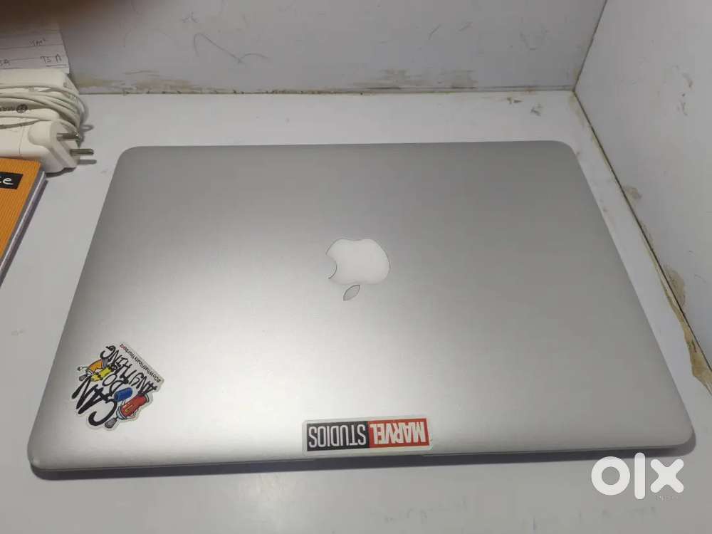 Macbook air intel i5 (2019) modal genuine condition