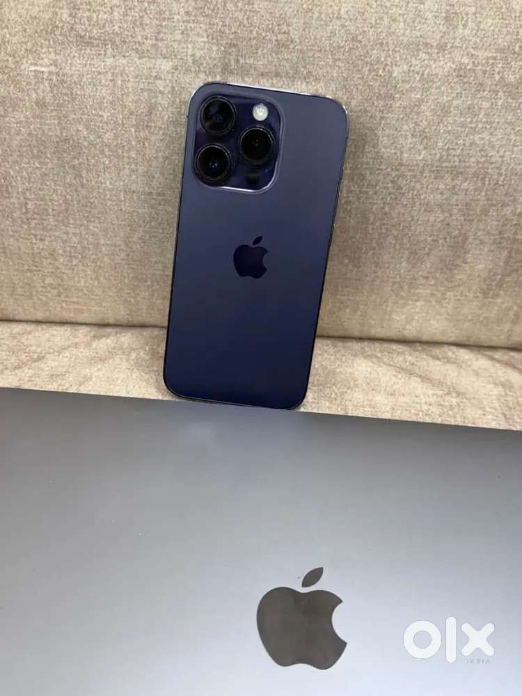 SELLING AN APPLE I PHONE 14PRO WITH 256GB STORAGE IN GOLD BLACK CLRS