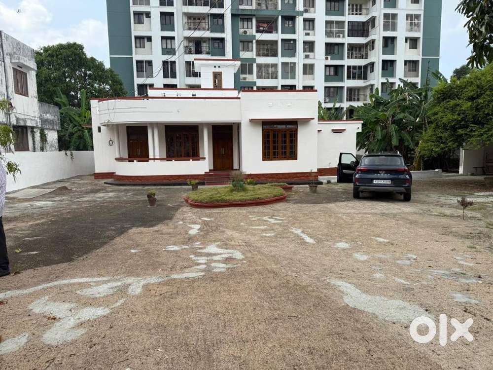 Commercial house on main road, large parking, for office/school/cafe.