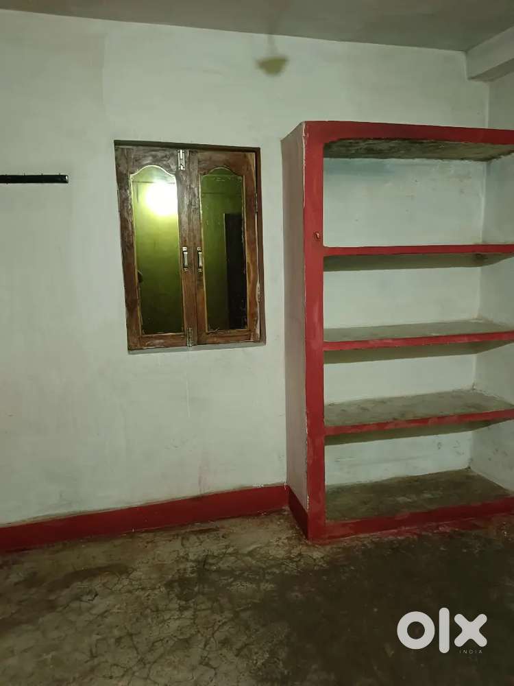 Single room available for family type person