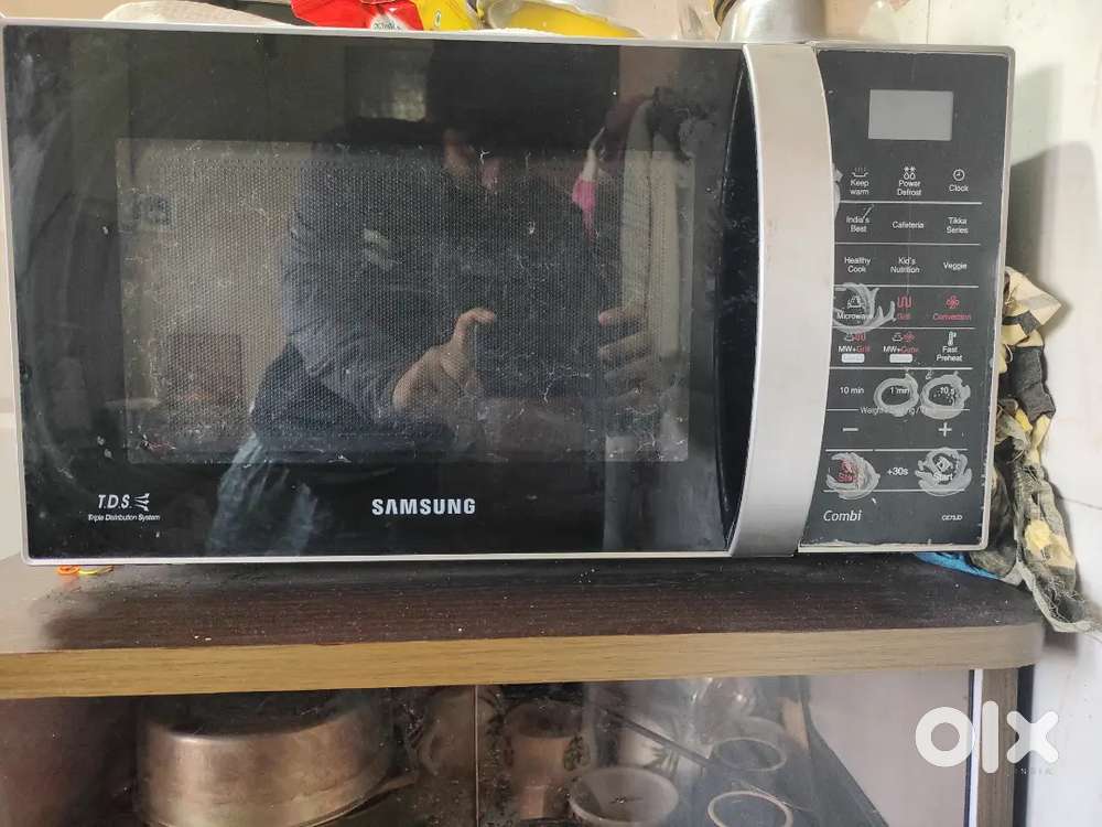 “Microwave Oven For Sale – Good Condition, Minor Servicing Needed”