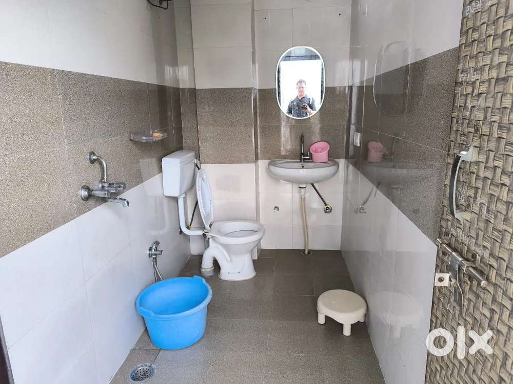 182 square yards floor for sale