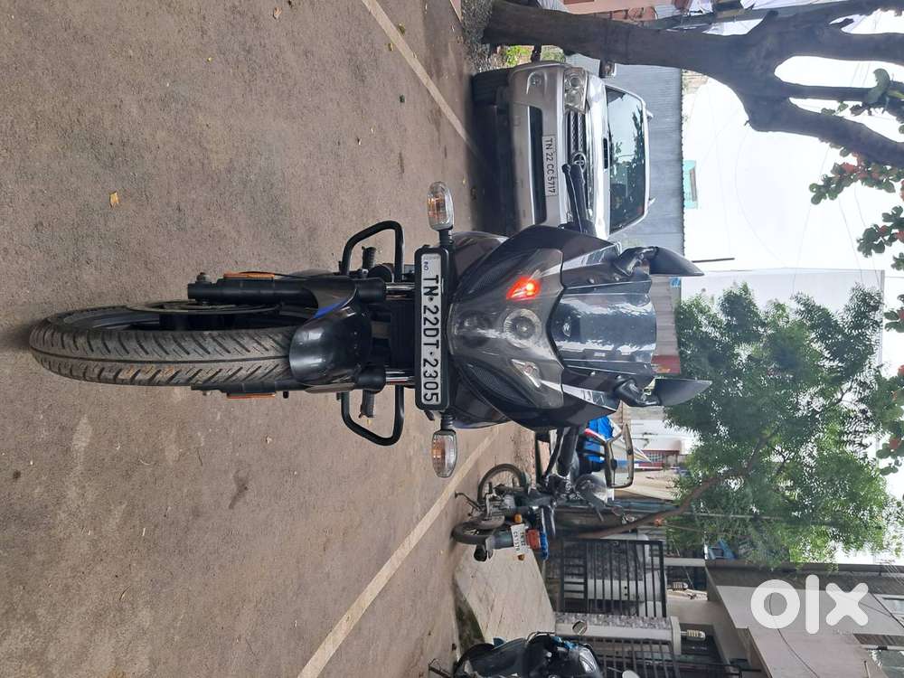 Pulsar 220F 2025 model with akrapovic exhaust vic exhaust.