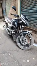Fully mint condition pulsar150 black and white colour 2016 ka model ha