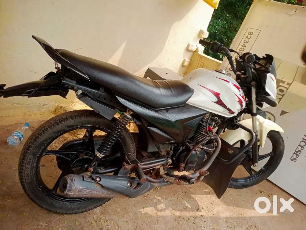 Yaha gadi ke kuch parts nhi hai baki sab thike hai or acha hai