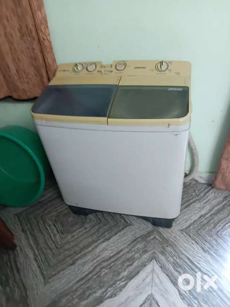 दो  वाशिंग  मशीन चालू  condition  में