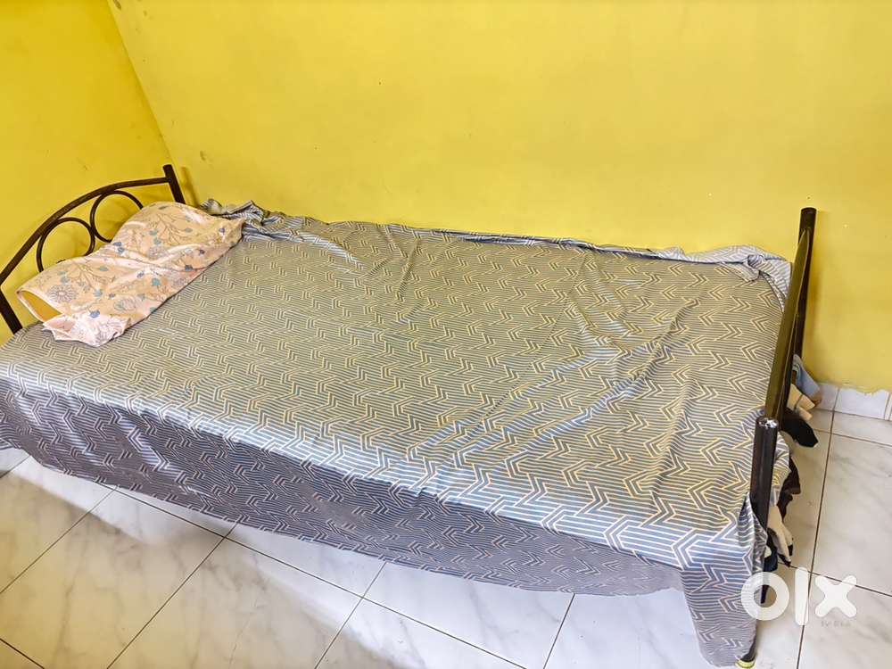Single foldable bed