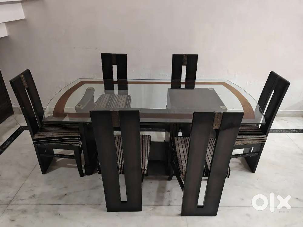 6 seater dining table in excellent condition