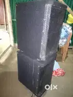 Two 8inc speaker new condition with amplifier/ remote and tow cabinets