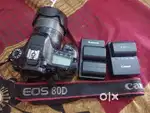 Canon 80D ak hath ka set hai