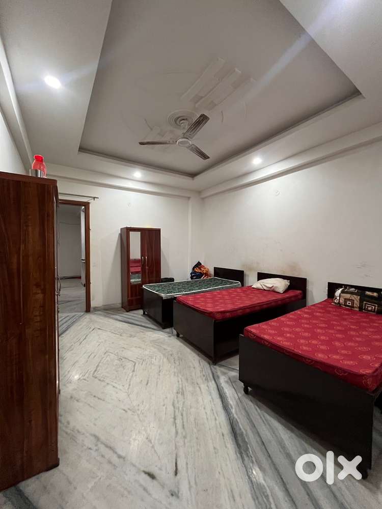 PG BOYS NEAR PARI CHOCK