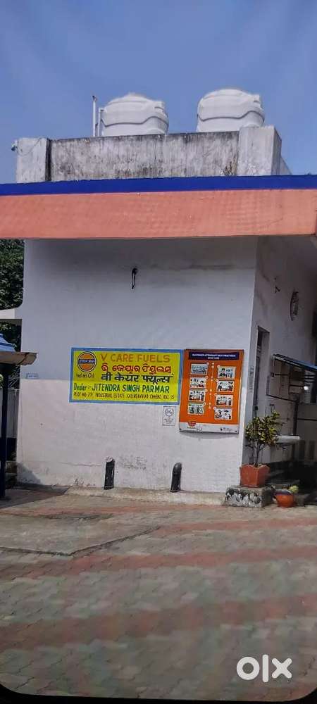 Sales man petrol pump