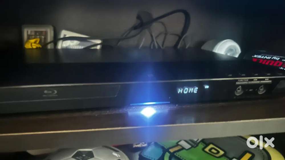 Sony BDV-E6100 blu ray player with speaker