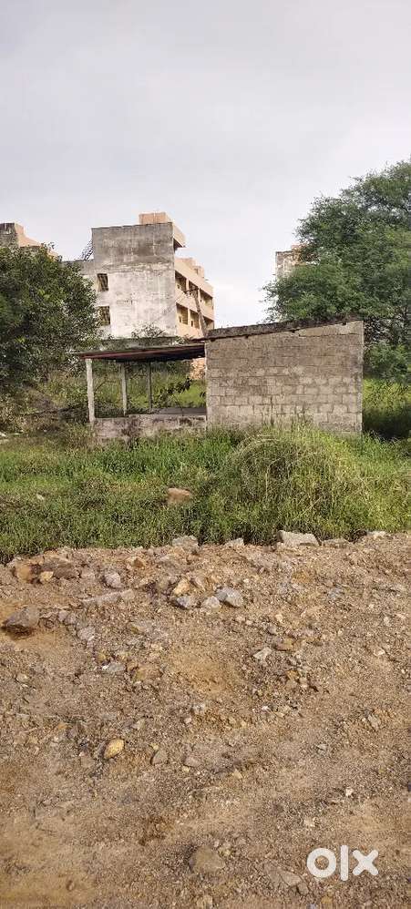 గొల్లపూడి సిరి ఫుడ్స్ దగ్గర 303 గజాల స్థలం గజం 25 వేలు చెప్తున్నారు.