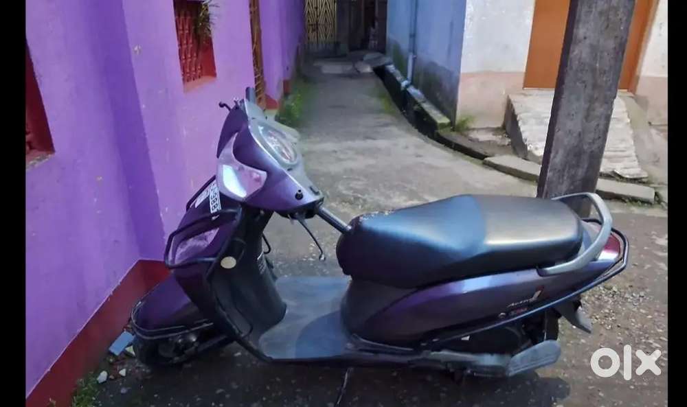 Honda Activa i (Mumbai passing)