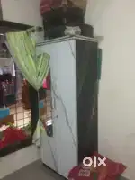 कपाट MDF लकडी का बना हुआ है.