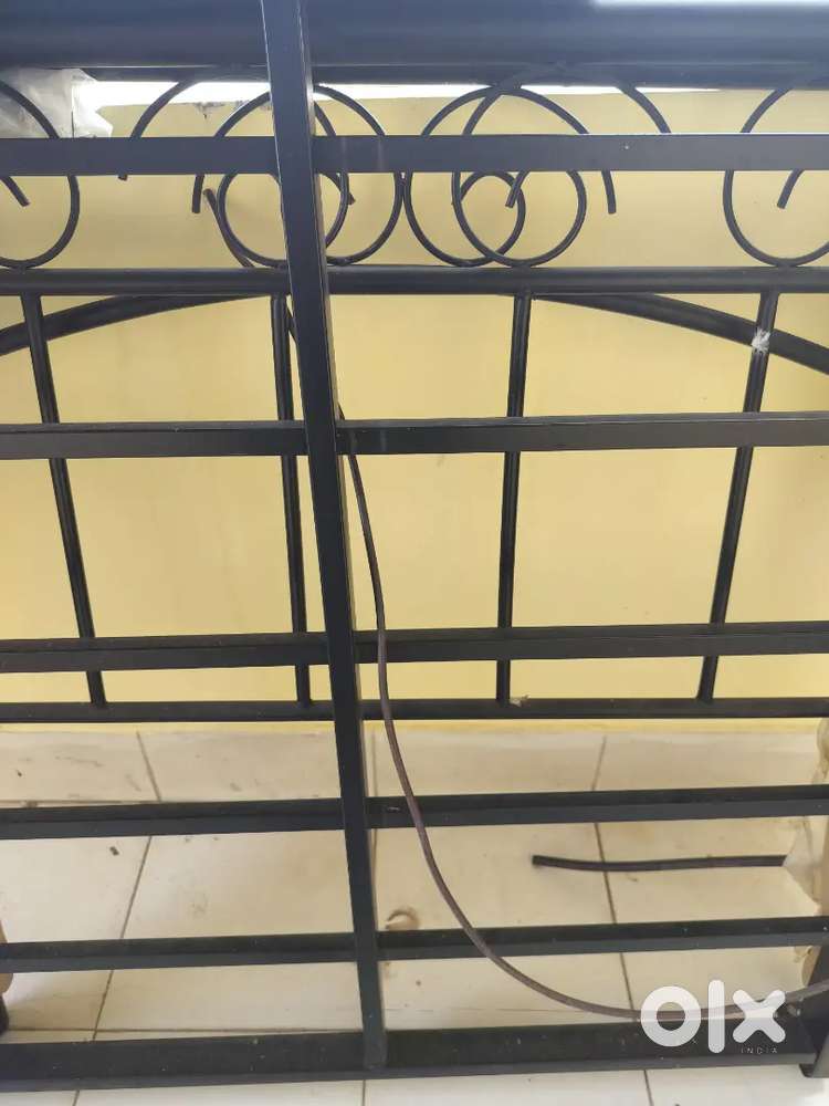 Single rot iron bed