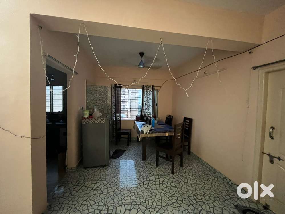 1 room vacant in a 3 bhk flat. only Girls allowed.