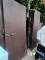 दरवाजे सिकंड हैंड पक्का बोर्ड पे बना है