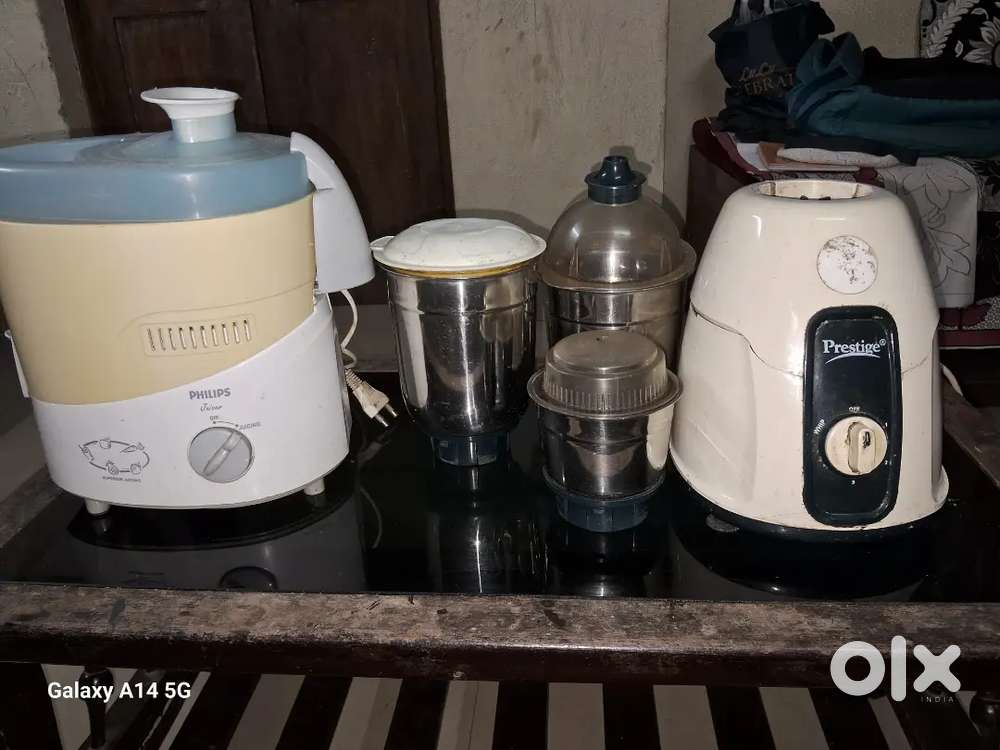 Prestige mixture with running condition. 3 jars  and  Philips Juicer.