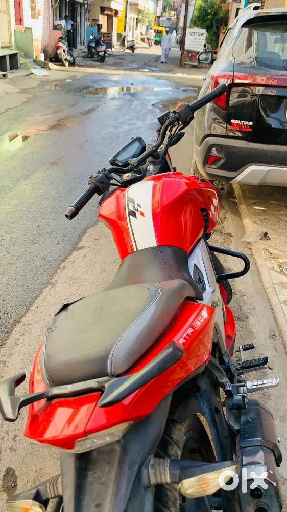 Apache rtr 160 4v top condition bike 1st owner singel hand chali Hui..