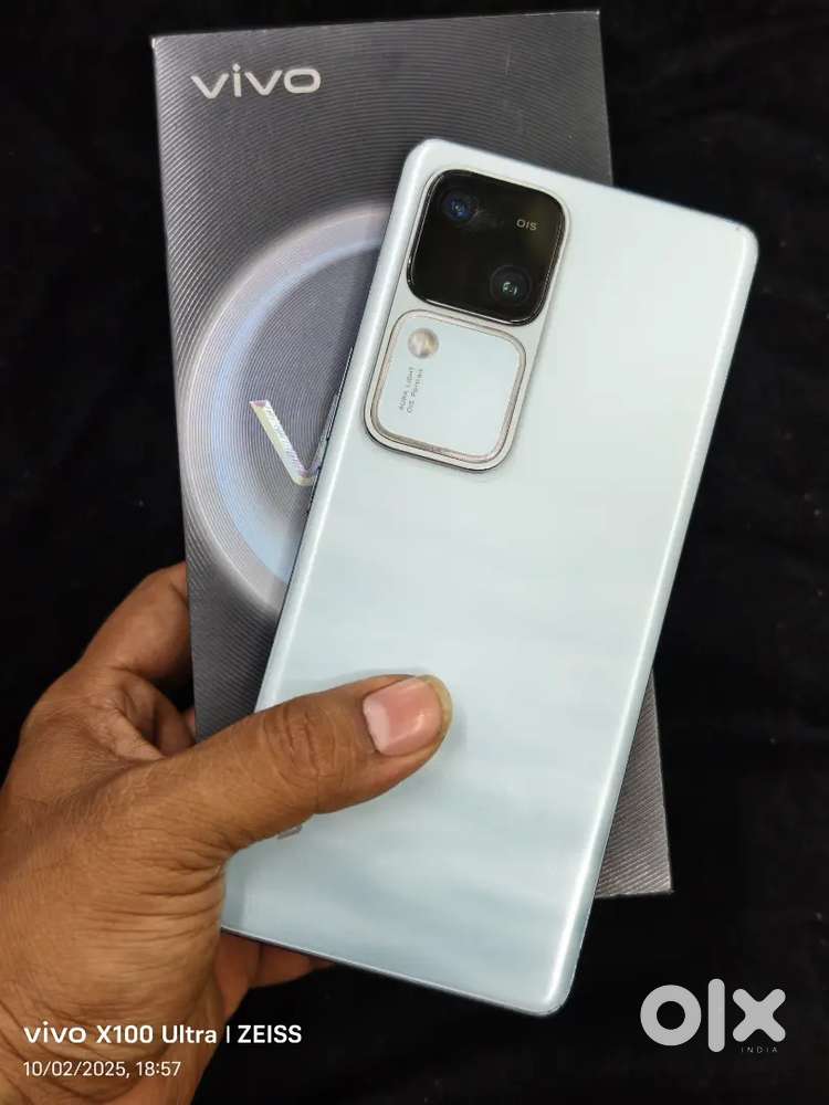Vivo V30 Blue colour 8/128 warranty over