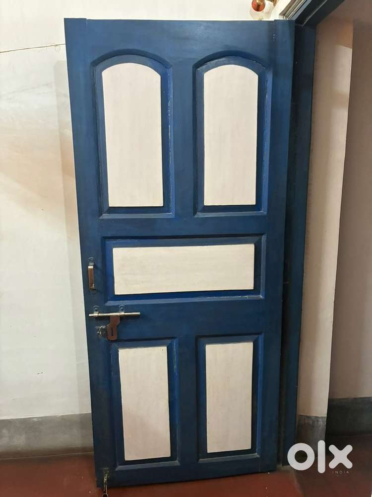 A WOODEN DOOR IS ON SALE 6’5 x 3’5 ft URGENT