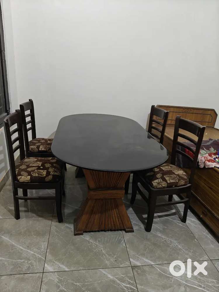 4 seater Dining table for sale urgent