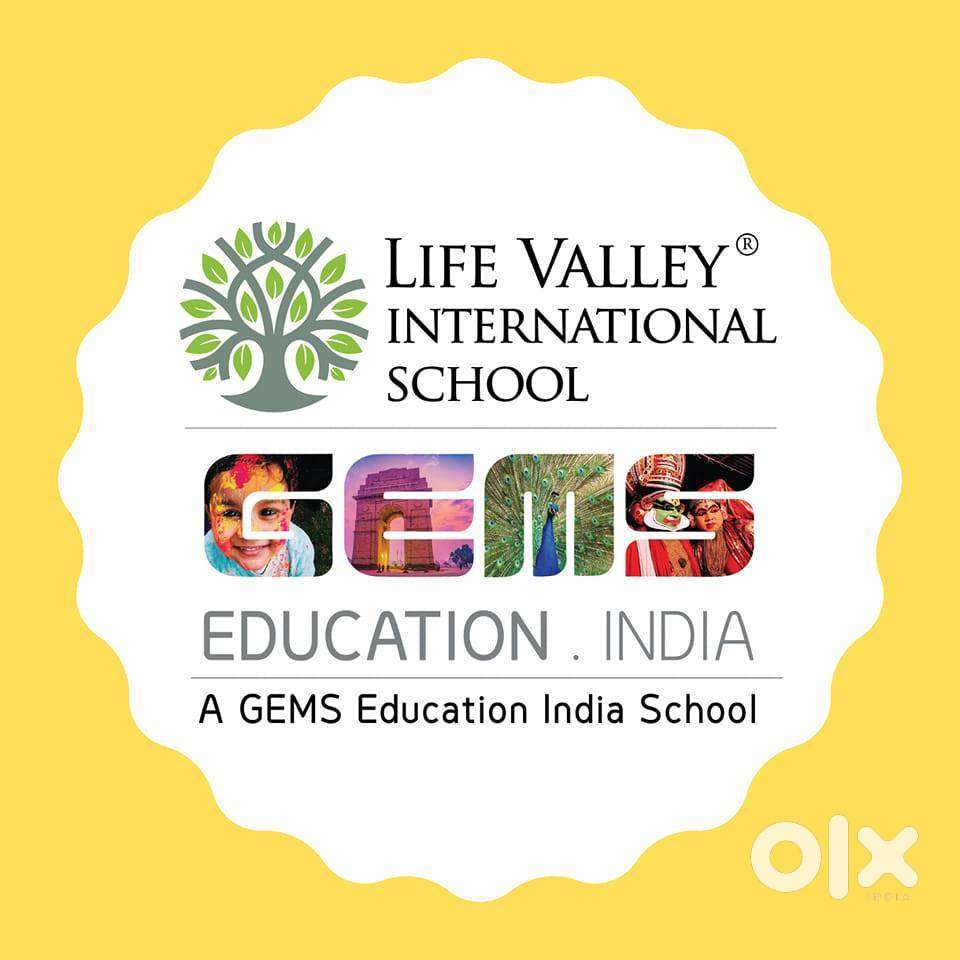 SOCIAL MEDIA & GRAPHIC DESIGN MANAGER