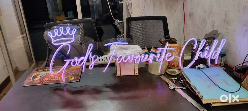 Neon Sign “God’s Favourite Child” – Room Decor