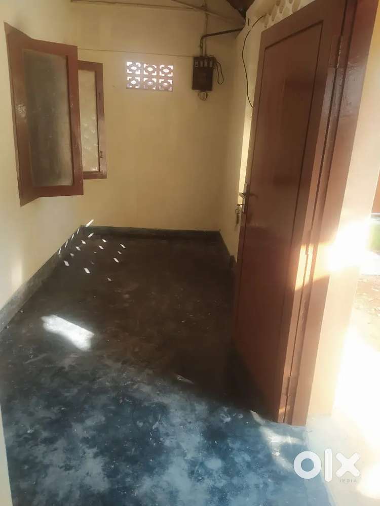 Independent Home Roof-Tiled for Rent in Kowdiar