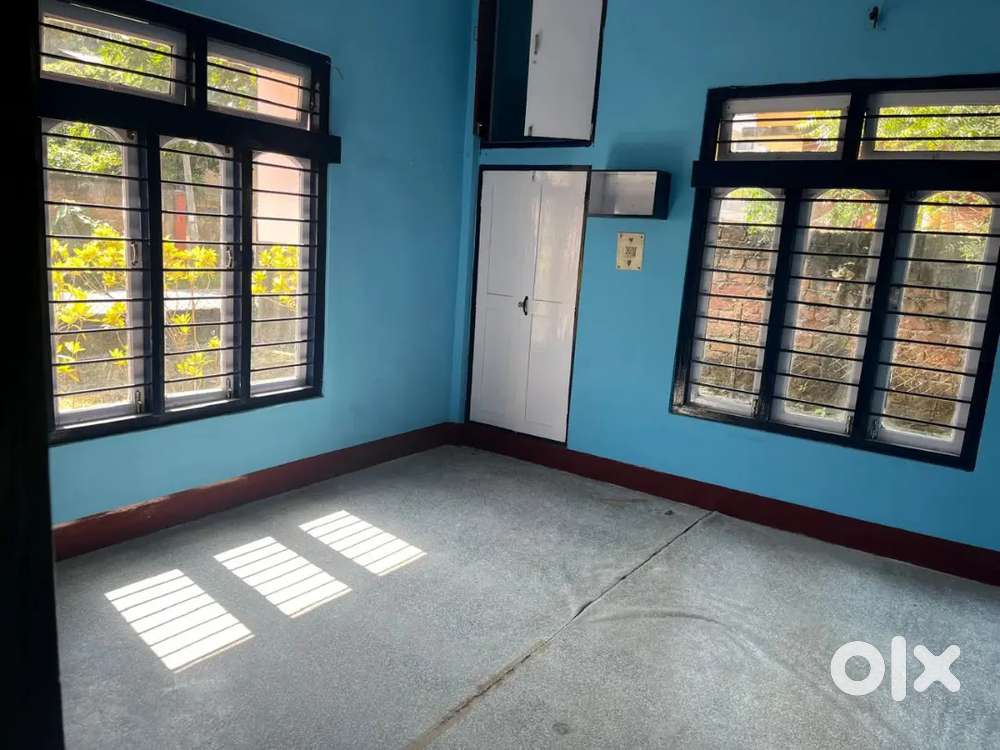 House for small business, 6 parking for car, Tata magic etc.