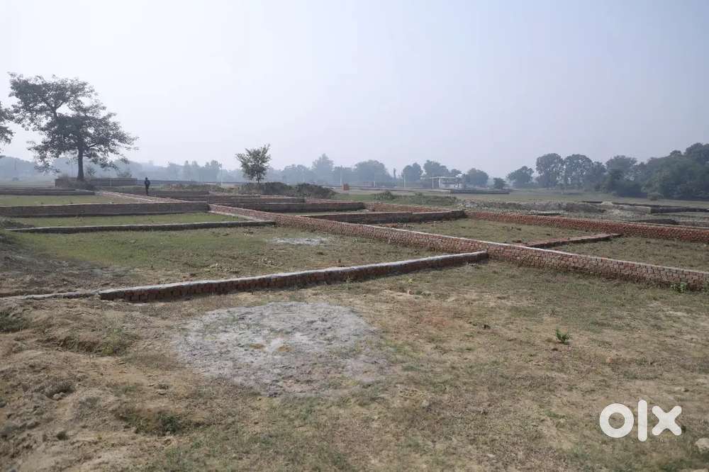 999/- per sq feet me plot