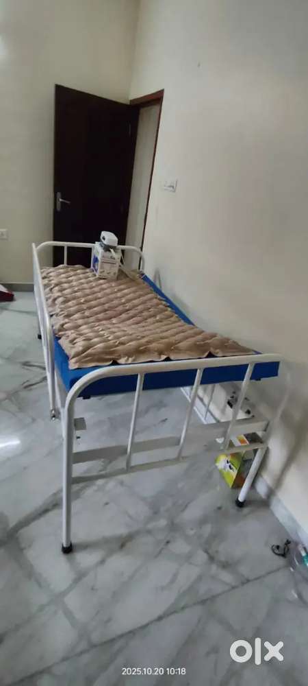Semi fowler hospital bed