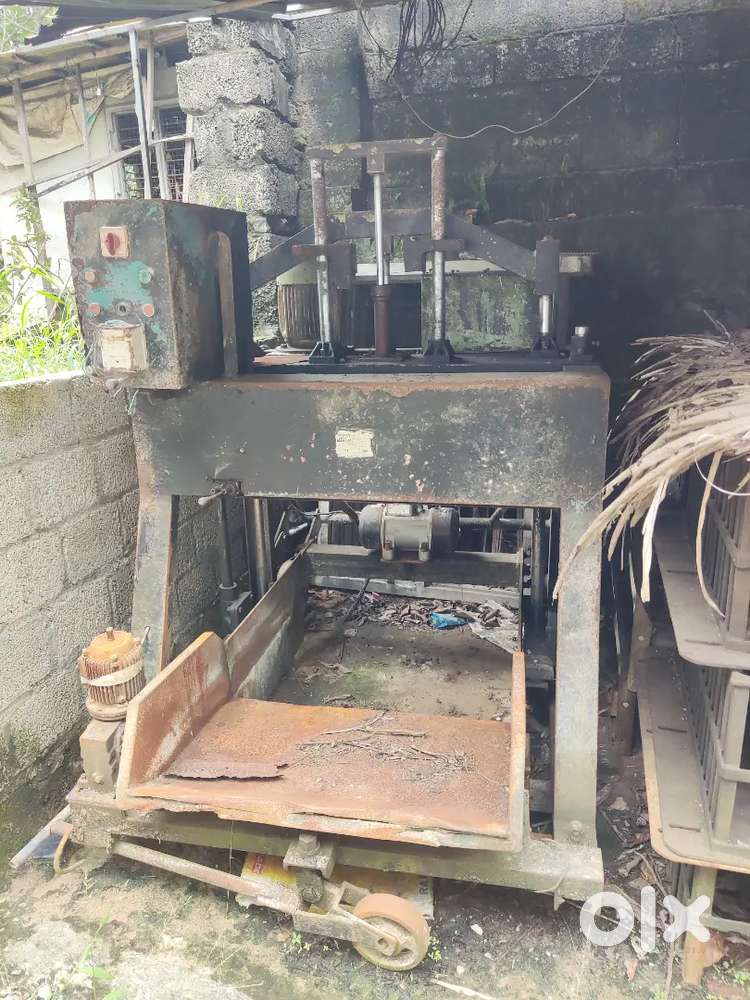 Hollow brick making machine