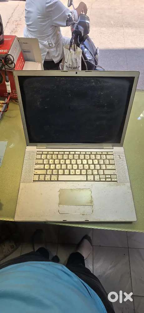 APPLE LAPTOP