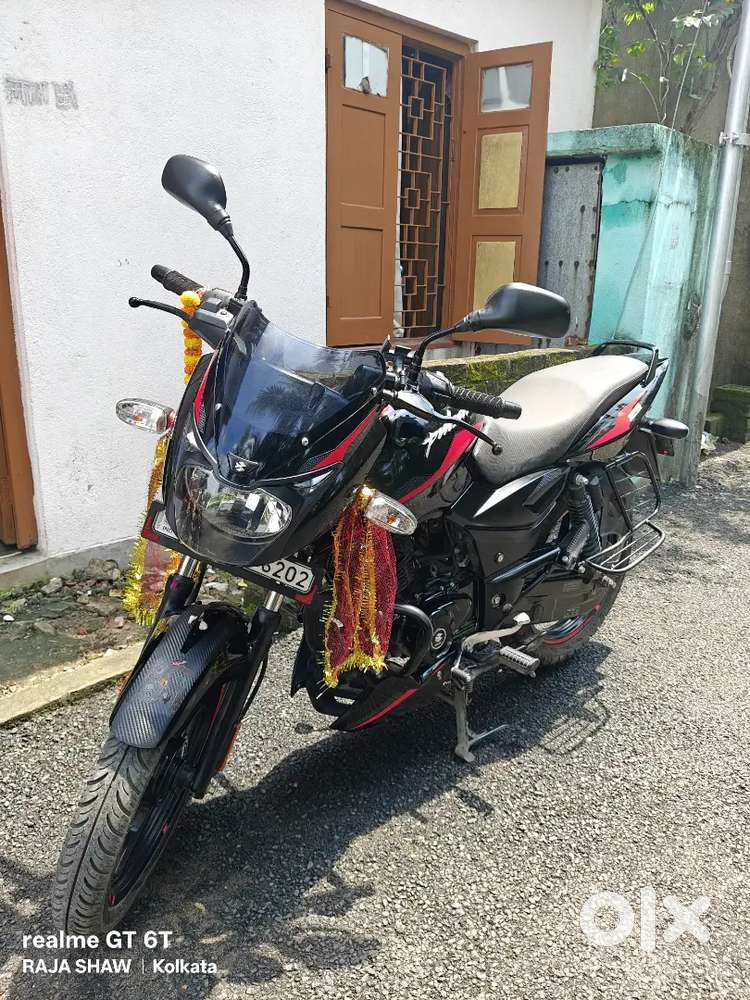 Pulsar 125 red and black carbon fibre model.