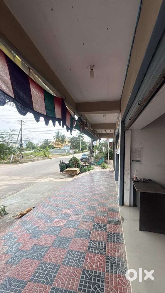 Main road commercial property- 4 shutters available for rent