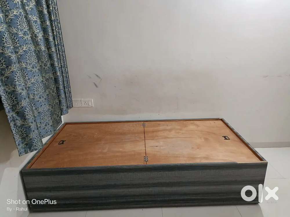 Diwan with storage