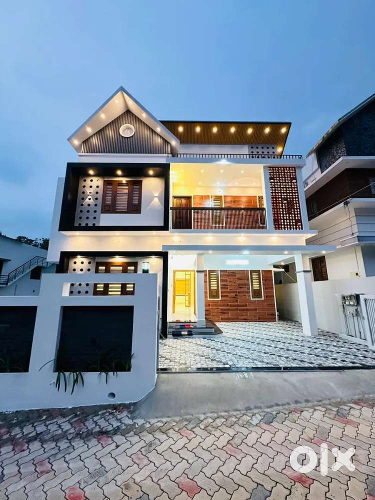 Main road Malayinkeezhu koviluvila Tvm