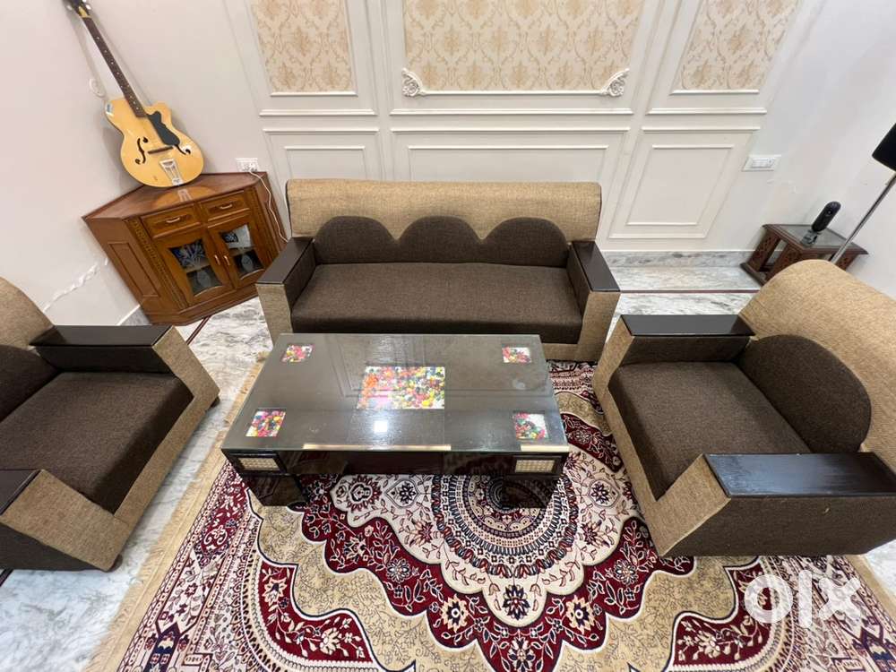 Sofa Set with Table in Very Good condition