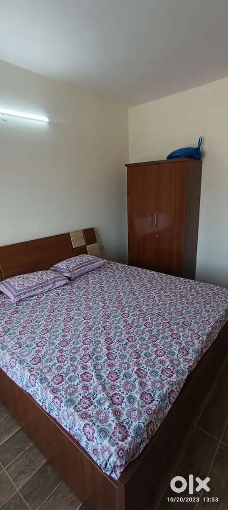 NEAR HOTEL THEME, STUDIO AVAILABLE FOR FAMILY ND WORKING BACHELOR