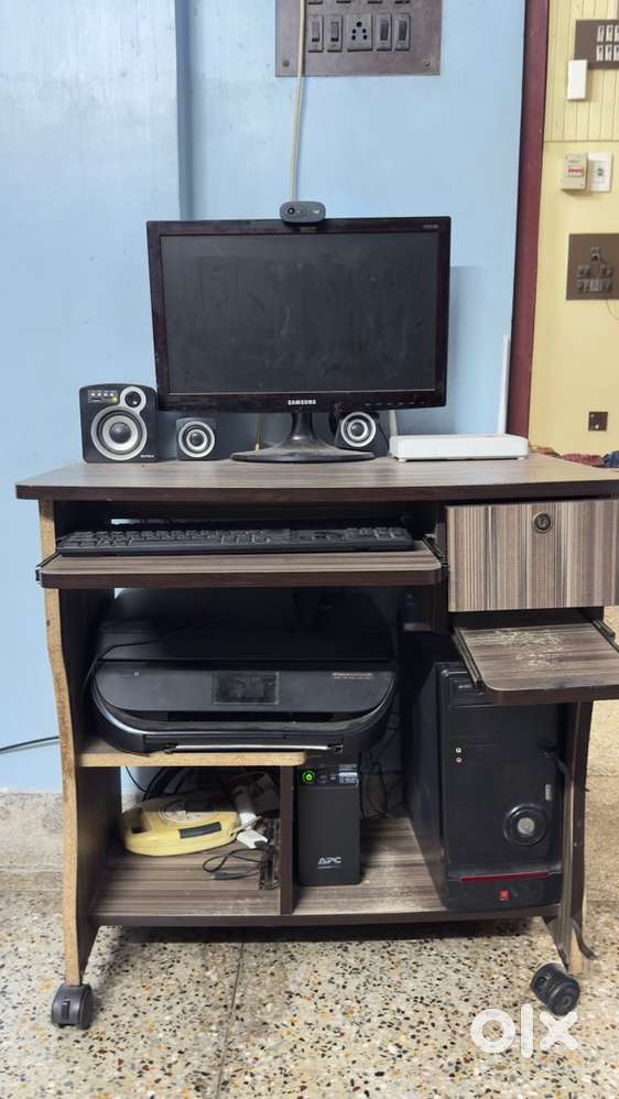 Compact Wooden Computer Table