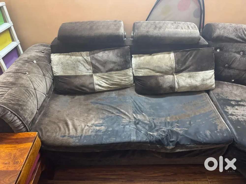 L-shape sofa with 3 cushions