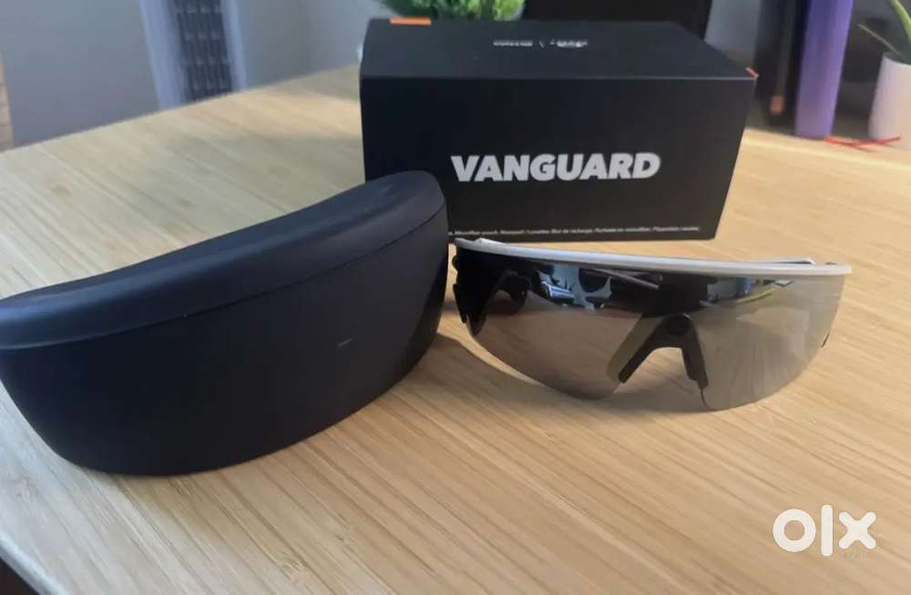 Oakley x Meta VANGUARD AI Smart Glasses Matte White PRIZM Black + Case