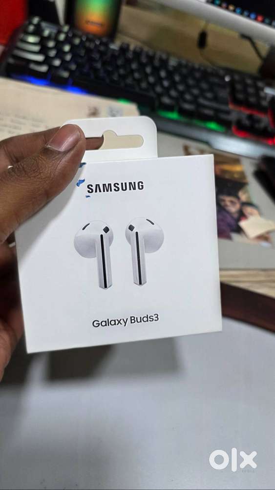 2 DAYS OLD SAMSUNG EAR BUDS 3 FROM SAMSUNG STORE