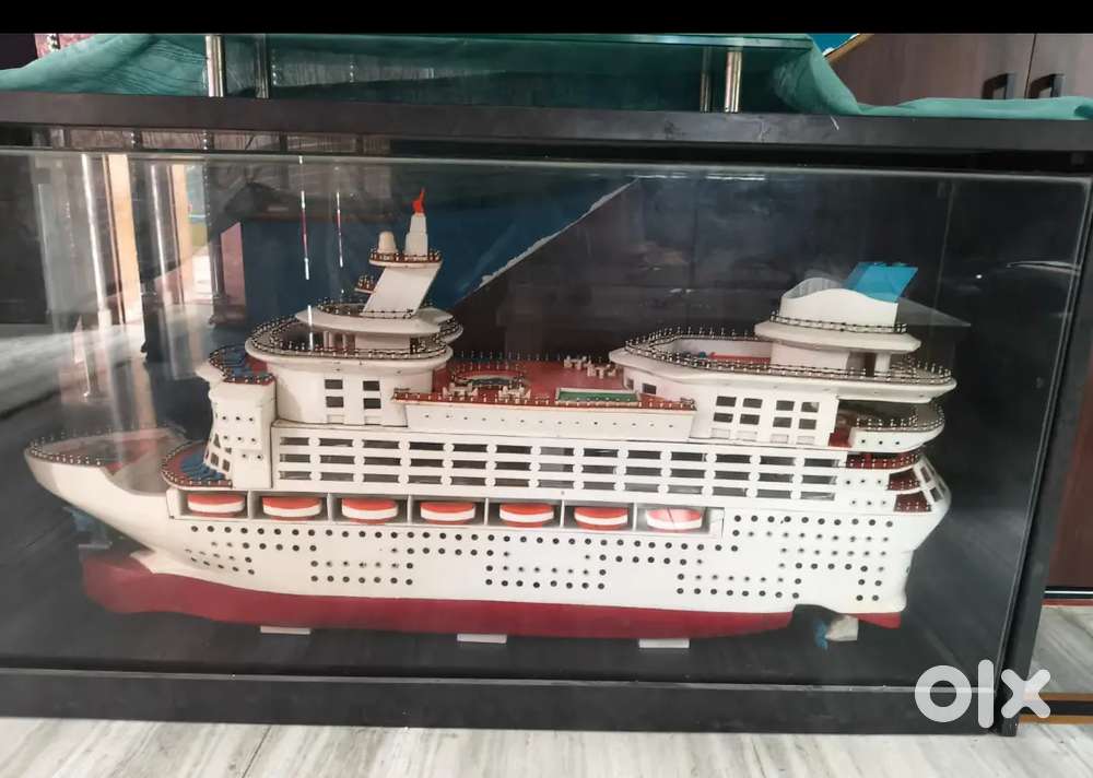 Pesinger ship taitanic 145 Cm length 
70 cm width with glass box