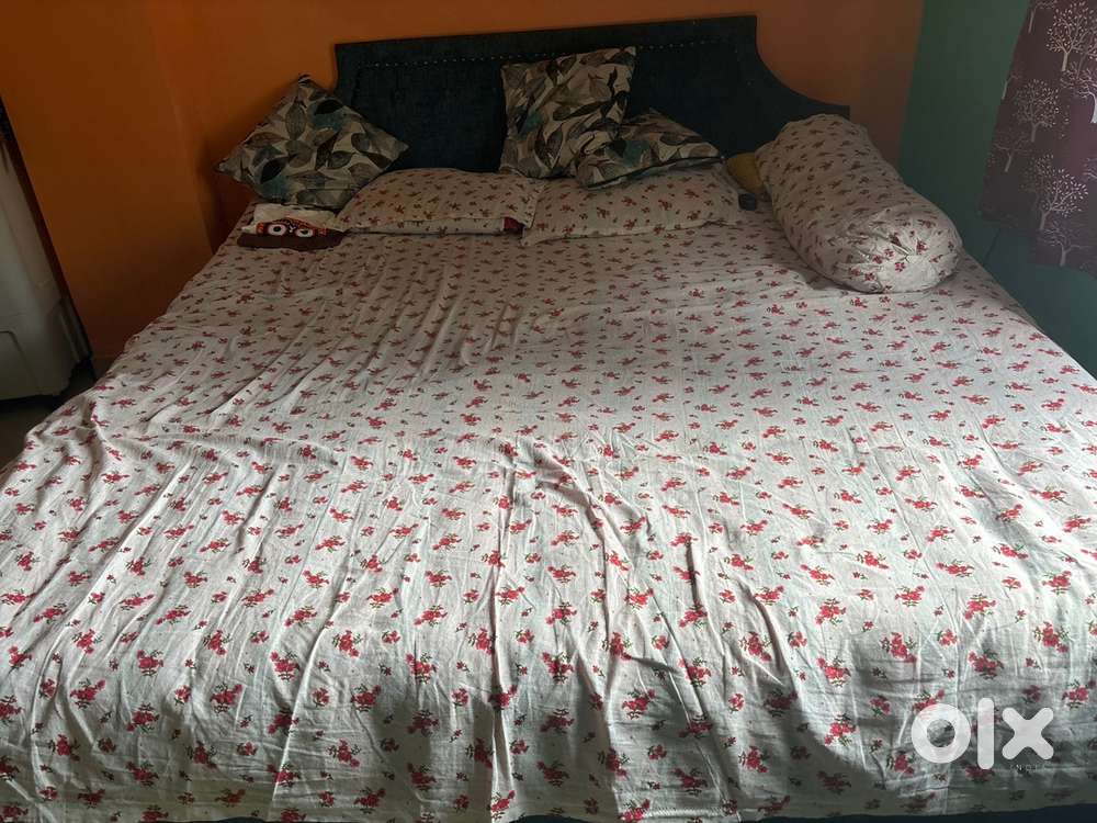 Selling king size bed with matress